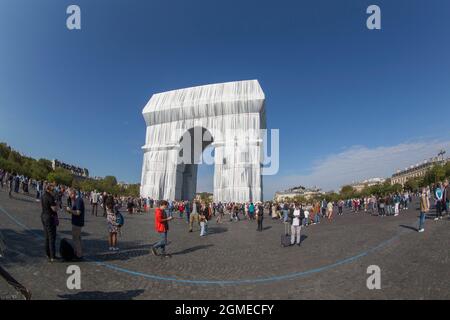 LE PREMIER JOUR DE L'OUVERTURE DE L'ARC DE TRIOMPHE EST TERMINÉ Banque D'Images