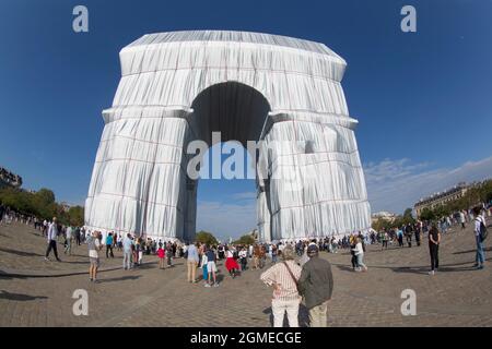 LE PREMIER JOUR DE L'OUVERTURE DE L'ARC DE TRIOMPHE EST TERMINÉ Banque D'Images