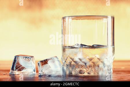 Un verre d'alcool dur avec de la glace sur un comptoir de bar. Whisky avec soda en verre. Publicité sur les boissons alcoolisées. Banque D'Images