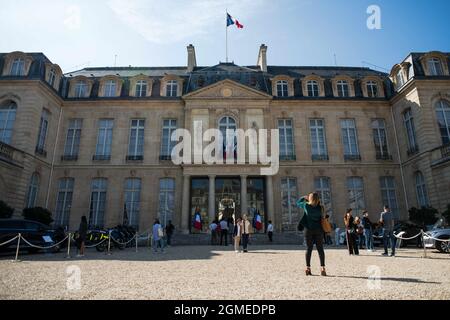 Paris, France. 18 septembre 2021. Les gens visitent le palais de l'Elysée pendant la journée du patrimoine (séjour du patrimoine) à Paris, le 18 2021 septembre. Photo de Julie Sebadelha/ABACAPRESS.COM crédit: Abaca Press/Alay Live News Banque D'Images