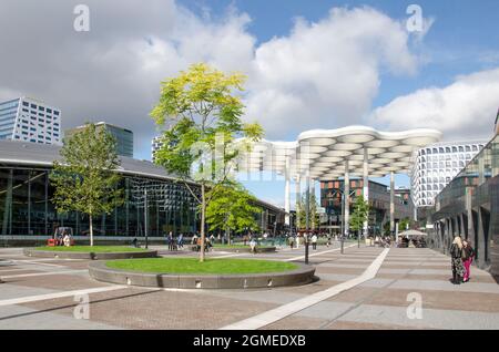 Utrecht, pays-Bas, 16 septembre 2021 : la nouvelle place de la gare centrale et la construction emblématique du toit Banque D'Images