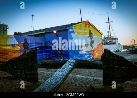 L'arrière du Musée maritime de l'Atlantique fondé en 1948, avec un magnifique bâtiment peint sur le thème du surf avec des ancres partout dans le sol Banque D'Images