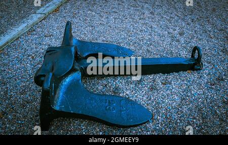 Ancrage noir sans stock sur le sol en gravier, ancrage de navire Banque D'Images