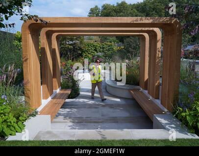 Un travailleur termine l'arrosage à notre façon : Un jardin d'hommage NHS, conçu par Naomi Ferrett-Cohen, pour la fondation NHS de l'université d'Oxford et de l'université d'Oxford Hospitals, lors d'une journée de construction avant le RHS Chelsea Flower Show, qui s'ouvre au Royal Hospital Chelsea à Londres la semaine prochaine. Date de la photo: Samedi 18 septembre 2021. Banque D'Images