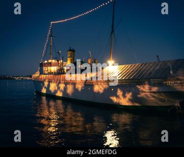 CSS Acadia de nuit avec des flocons de neige allumés Banque D'Images