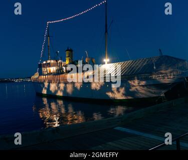 CSS Acadia de nuit avec des flocons de neige allumés Banque D'Images