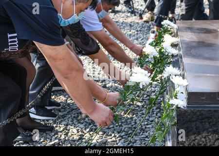 Nanjing, Chine. 18 septembre 2021. Des représentants des descendants des survivants du massacre de Nanjing présentent des fleurs lors d'une activité marquant le 90e anniversaire de l'incident du 18 septembre au Memorial Hall des victimes du massacre de Nanjing par les envahisseurs japonais à Nanjing, capitale de la Chine orientale, le 18 septembre 2021. Credit: Li Bo/Xinhua/Alay Live News Banque D'Images