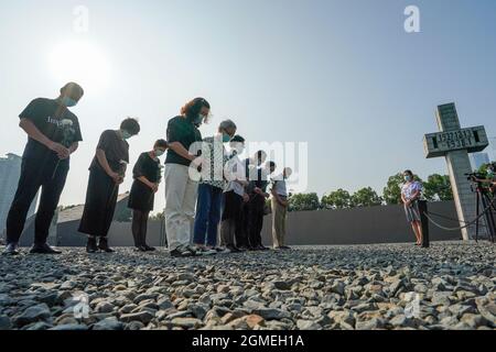 Nanjing, Chine. 18 septembre 2021. Les représentants des descendants des survivants du massacre de Nanjing observent un moment de silence lors d'une activité marquant le 90e anniversaire de l'incident du 18 septembre au Memorial Hall des victimes du massacre de Nanjing par les envahisseurs japonais à Nanjing, capitale de la Chine orientale, le 18 septembre 2021. Credit: Li Bo/Xinhua/Alay Live News Banque D'Images