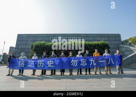 Nanjing, Chine. 18 septembre 2021. Des représentants des descendants des survivants du massacre de Nanjing posent pour une photo de groupe lors d'une activité marquant le 90e anniversaire de l'incident de septembre 18 au Memorial Hall des victimes du massacre de Nanjing par les envahisseurs japonais à Nanjing, capitale de la Chine orientale, le 18 septembre 2021. Credit: Li Bo/Xinhua/Alay Live News Banque D'Images