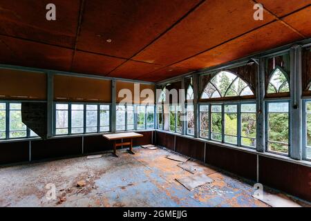 Intérieur ancien manoir historique abandonné en ruines dans le style gothique en Crimée. Banque D'Images