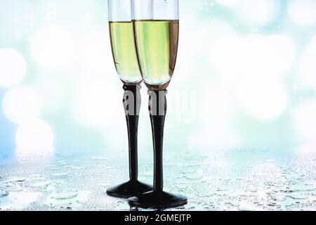 Arrière-plan avec de grands verres pour les vins mousseux. Spray champagne dans des verres en verre. Boisson de fête avec réflexion. Banque D'Images