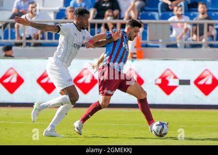 ISTANBUL, TURQUIE - SEPTEMBRE 18 : Ryan Donk de Kasipasa SK et Anastasios Bakasetas de Trabzonspor lors du match Super LIG entre Kasipasa SK et Trabzonspor au stade Recep Tayyip Erdogan le 18 septembre 2021 à Istanbul, Turquie (photo d'Orange Pictures) Banque D'Images