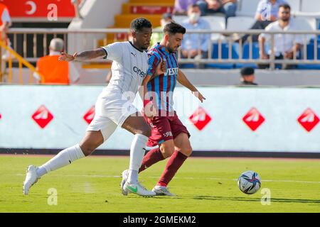 ISTANBUL, TURQUIE - SEPTEMBRE 18 : Ryan Donk de Kasipasa SK et Anastasios Bakasetas de Trabzonspor lors du match Super LIG entre Kasipasa SK et Trabzonspor au stade Recep Tayyip Erdogan le 18 septembre 2021 à Istanbul, Turquie (photo d'Orange Pictures) Banque D'Images