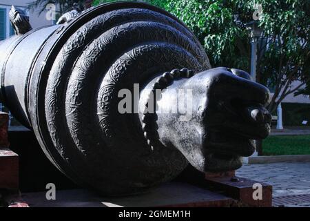 Canon si Jagur ou Ki Jagur. Lorsqu'il a été photographié, ce canon était situé dans le musée Fatahillah, et est actuellement situé dans le parc Fatahillah. Banque D'Images