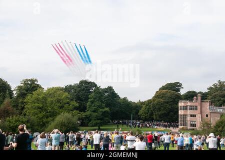 Red Arrows Flypast lieu historique de la réunion du G7 à Astley Hall, Chorley, Royaume-Uni. La circonscription de Sir Lindsay Hoyle, Président de la Chambre des communes Banque D'Images