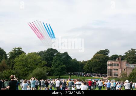 Red Arrows Flypast lieu historique de la réunion du G7 à Astley Hall, Chorley, Royaume-Uni. La circonscription de Sir Lindsay Hoyle, Président de la Chambre des communes Banque D'Images