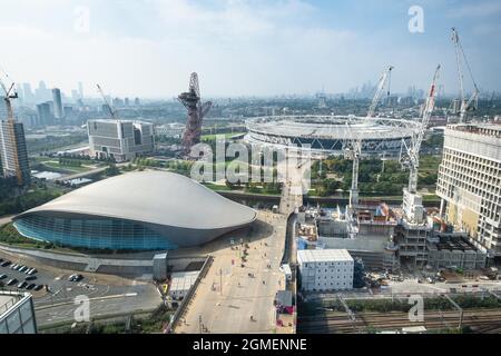 Vue aérienne du parc olympique Queen Elizabeth, du stade de Londres, des développements du centre aquatique de Londres et de l'horizon est de Londres , Stratford 2021 Banque D'Images