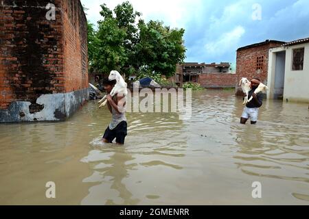 Les habitants des villages ruraux sont sans abri en raison des inondations destructrices et de l'eau qui s'est écoulée à Varanasi, Uttarpradesh en Inde au cours de l'année 2013. Banque D'Images