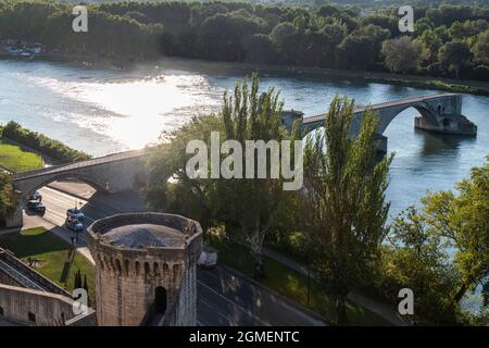 Vue depuis le jardin des Doms du Pont médiéval et du Rhône à Avignon, France. Banque D'Images