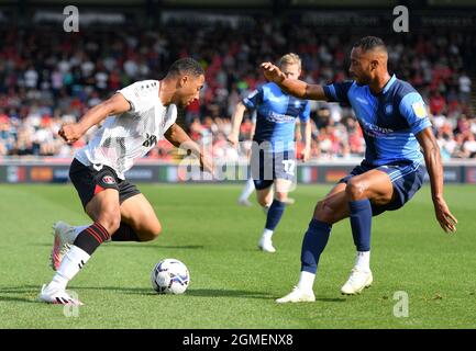 Akin Famemo (à gauche) de Charlton Athletic et Jordan Obita de Wycombe Wanderers lors du match de la Sky Bet League One à Adams Park, Wycombe. Date de la photo: Samedi 18 septembre 2021. Banque D'Images