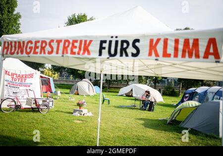 15 septembre 2021, Berlin : un camp de grévistes de la faim est installé dans le district gouvernemental. Les militants sont en grève de la faim pour la protection du climat depuis 17 jours et veulent parvenir à une rencontre avec les trois candidats pour la chancelière. Photo : Kay Nietfeld/dpa Banque D'Images