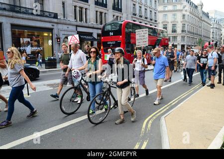 Londres, Royaume-Uni. 18 septembre 2021. - [ ] des centaines de manifestants anti vax sont de nouveau descendus dans les rues de Londres. Ils sont en colère contre les gouvernements, face à la crise des vaccins. Les manifestants se sont rassemblés dans le centre de Londres. Crédit : graham mitchell/Alay Live News Banque D'Images