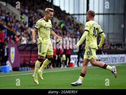 Martin Odegaard d'Arsenal (à gauche) célèbre le premier but de son équipe lors du match de la Premier League à Turf Moor, Burnley. Date de la photo: Samedi 18 septembre 2021. Banque D'Images