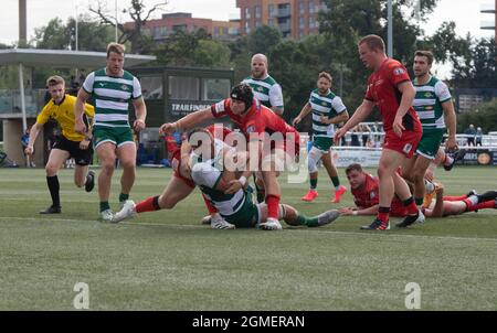 Rayn Smid de Ealing Trailfinders marque une tentative lors du match de championnat Greene King IPA entre Ealing Trailfinders et Hartpury RFC à Castle Bar, West Ealing, en Angleterre, le 18 septembre 2021. Photo par Alan Stanford/Prime Media Images crédit: Prime Media Images/Alay Live News Banque D'Images