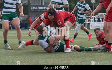 Rayn Smid de Ealing Trailfinders marque une tentative lors du match de championnat Greene King IPA entre Ealing Trailfinders et Hartpury RFC à Castle Bar, West Ealing, en Angleterre, le 18 septembre 2021. Photo par Alan Stanford/Prime Media Images crédit: Prime Media Images/Alay Live News Banque D'Images