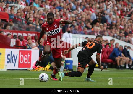 MIDDLESBROUGH, ROYAUME-UNI. 18 SEPT. Anfernee Dijksteel de Middlesbrough passe devant le Keshi Anderson de Blackpool lors du match de championnat Sky Bet entre Middlesbrough et Blackpool au stade Riverside, à Middlesbrough, le samedi 18 septembre 2021. (Crédit : Michael Driver | MI News) crédit : MI News & Sport /Alay Live News Banque D'Images