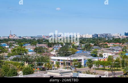 LA NOUVELLE-ORLÉANS, LA, États-Unis - 11 SEPTEMBRE 2021 : vue aérienne du quartier de Mid City à la suite de l'ouragan Ida montrant des toits endommagés avec du goudron bleu Banque D'Images