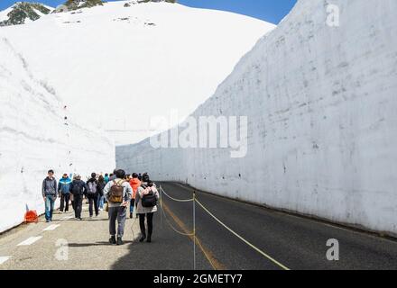 TOYAMA, JAPON – le 28 AVRIL 2018 : beaucoup de gens marchent le long de la paroi enneigée de la route alpine de Tateyama Kurobe ou des Alpes japonaises le 28 AVRIL 2018 à Toyama, au Japon Banque D'Images