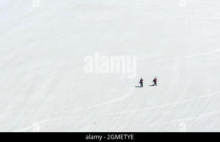 TOYAMA, JAPON – 28 AVRIL 2018 : deux randonneurs transportent du matériel de ski et marchent pour aller skier sur fond de colline enneigée le 28 AVRIL 2018 à Toyama Banque D'Images