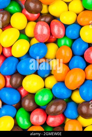 Sucreries au chocolat au lait avec un centre de riz dans une coquille de sucre à utiliser comme arrière-plan. Macro Banque D'Images