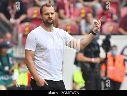 Mayence, Allemagne. 15 août 2021. Football: Bundesliga, FSV Mainz 05 - SC Freiburg, Matchday 5, Mewa Arena. L'entraîneur de Mayence Bo Svensson crédit: Torsten Silz/dpa - NOTE IMPORTANTE: Conformément aux règlements de la DFL Deutsche Fußball Liga et/ou de la DFB Deutscher Fußball-Bund, il est interdit d'utiliser ou d'avoir utilisé des photos prises dans le stade et/ou du match sous forme de séquences et/ou de séries de photos de type vidéo./dpa/Alay Live News Banque D'Images