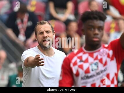 Mayence, Allemagne. 15 août 2021. Football: Bundesliga, FSV Mainz 05 - SC Freiburg, Matchday 5, Mewa Arena. L'entraîneur de Mayence Bo Svensson crédit: Torsten Silz/dpa - NOTE IMPORTANTE: Conformément aux règlements de la DFL Deutsche Fußball Liga et/ou de la DFB Deutscher Fußball-Bund, il est interdit d'utiliser ou d'avoir utilisé des photos prises dans le stade et/ou du match sous forme de séquences et/ou de séries de photos de type vidéo./dpa/Alay Live News Banque D'Images