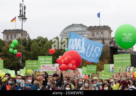 Berlin, Allemagne. 18 septembre 2021. Les participants à la démonstration « la vie à la mode » marchent non loin du Reichstag. Avec des signes et des bannières, ils ont manifesté pour et contre les avortements. Credit: Paul Zinken/dpa/Alay Live News Banque D'Images