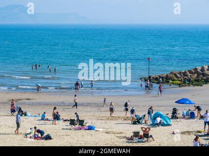 Lyme Regis, Dorset, Royaume-Uni. 18 septembre 2021. Météo au Royaume-Uni: Les visiteurs et les familles apprécient le soleil chaud de septembre à la station balnéaire pittoresque de Lyme Regis. Credit: Celia McMahon/Alamy Live News Banque D'Images