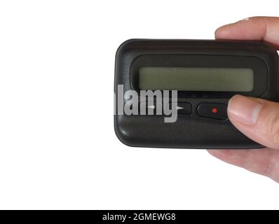 Ancien dispositif de pager avec isolé à la main sur fond blanc Banque D'Images