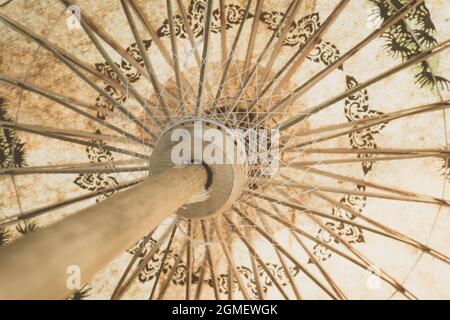 Gros plan sur un parapluie traditionnel en bambou en papier fait main avec effet vintage Banque D'Images