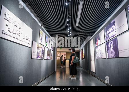 Nanjing, Chine. 18 septembre 2021. Les gens visitent l'exposition des crimes du système japonais de 'confort des femmes' au Memorial Hall des victimes dans le massacre de Nanjing par les envahisseurs japonais à Nanjing, capitale de la Chine orientale, le 18 septembre 2021. L'exposition sur les crimes du système japonais 'Comfort Women' a ouvert samedi à Nanjing. Credit: Li Bo/Xinhua/Alay Live News Banque D'Images