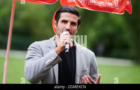 Berlin, Allemagne. 18 septembre 2021. Kian Niroomand (SPD), président de l'AG migration and Diversity, se tient sur le Schillerwiese à Lietzenseepark et promeut son parti. Credit: Annette Riedl/dpa/Alay Live News Banque D'Images