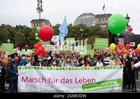 Berlin, Allemagne. 18 septembre 2021. Les participants à la démonstration « la vie à la mode » marchent non loin du Reichstag. Avec des signes et des bannières, ils ont manifesté contre les avortements. Credit: Paul Zinken/dpa/Alay Live News Banque D'Images