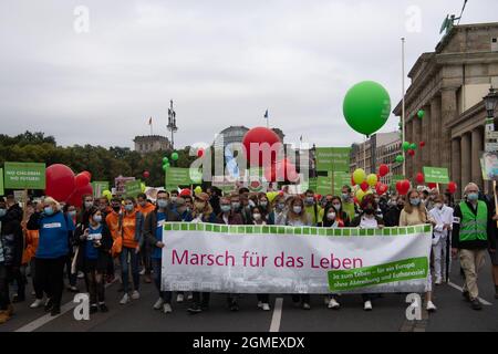 Berlin, Allemagne. 18 septembre 2021. Les participants à la démonstration « la vie à la mode » marchent non loin du Reichstag. Avec des signes et des bannières, ils ont manifesté contre les avortements. Credit: Paul Zinken/dpa/Alay Live News Banque D'Images