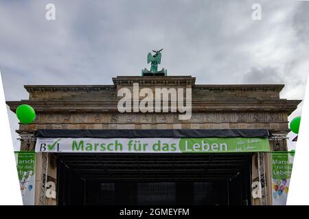 Berlin, Allemagne. 18 septembre 2021. La mention « Arch for Life » est inscrite sur une bannière sur une scène à la porte de Brandebourg. Credit: Paul Zinken/dpa/Alay Live News Banque D'Images