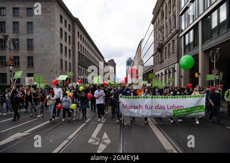 Berlin, Allemagne. 18 septembre 2021. Les participants à la démonstration « la vie pour la vie » marchent sur la Leipziger Straße. Avec des signes et des bannières, ils ont manifesté contre les avortements. Credit: Paul Zinken/dpa/Alay Live News Banque D'Images