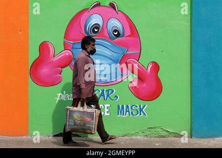 Chennai, Tamil Nadu, Inde. 18 septembre 2021. Un homme passe devant une fresque de sensibilisation au coronavirus Covid-19 le long du bord de la route à Chennai. (Image de crédit : © Sri Loganathan/ZUMA Press Wire) Banque D'Images