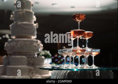 petite tour de coupe de champagne lors de la réception de mariage Banque D'Images