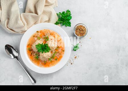 Soupe avec boulettes de viande et riz sur fond gris avec aneth et épices. Vue de dessus. Une alimentation saine. Banque D'Images