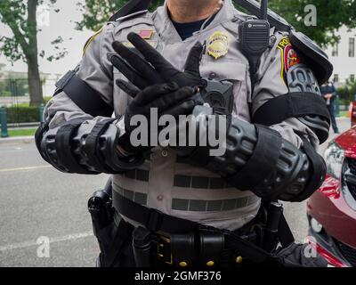 18 septembre 2021, Washington, District de Columbia, Etats-Unis : un membre du département de police de Fairfax, Virginie, se prépare pour le rallye J6 de Justice. (Image de crédit : © Sue Dorfman/ZUMA Press Wire) Banque D'Images